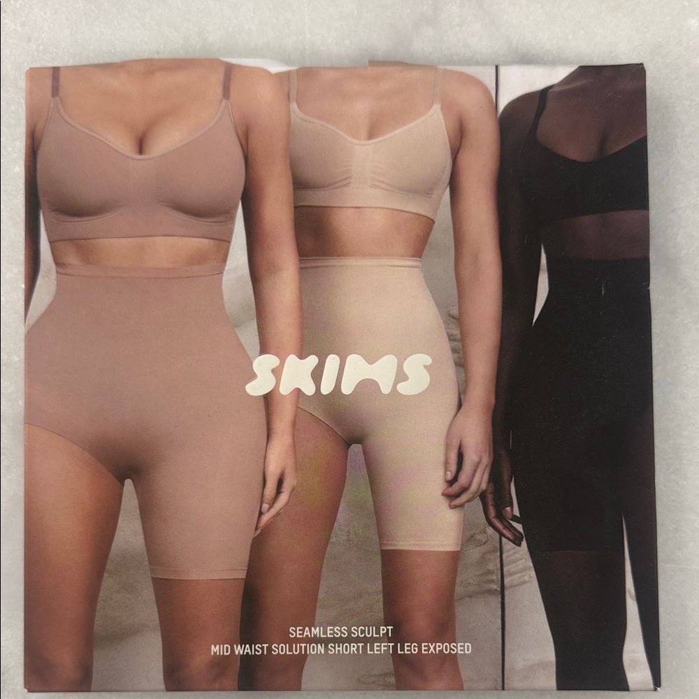 SKIMS Seamless Sculpt Mid Waist Shorts - Cream and Black